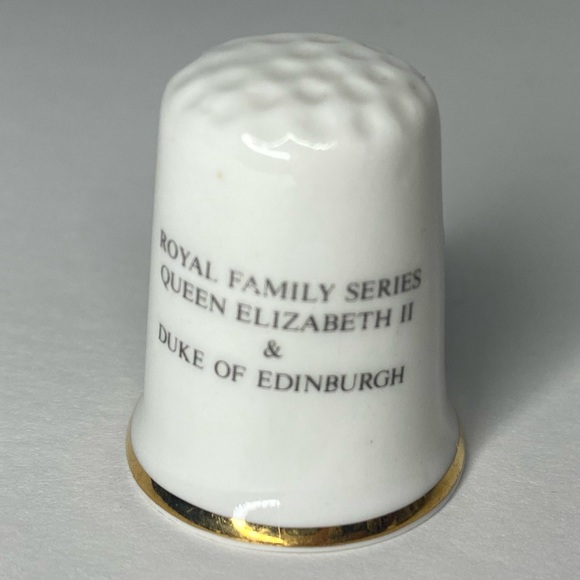 Lot of Royal Commemorative Thimbles - Picture 9 of 15